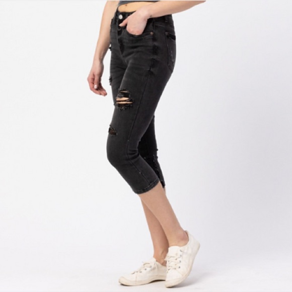 Judy Blue Black Distressed Capri size 15/32 NWT